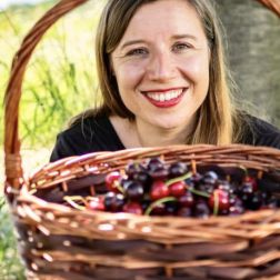 Frau mit Kirschkorb