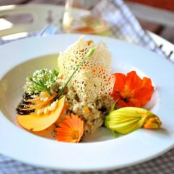 Risotto mit Käsehippe und Kürbisblüten