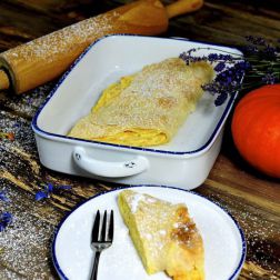 Strudel in einer Pfanne, Nudelholz, Kürbis