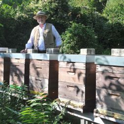 Imker vor den Bienenstöcken