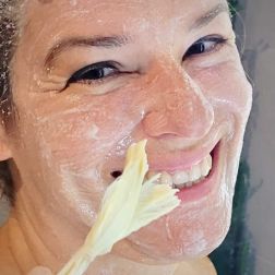 Frau mit Gesichts-Beauty-Maske