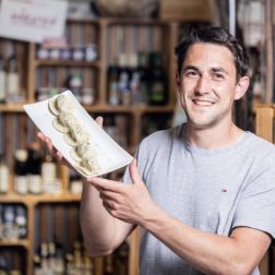 Mann mit einem Teller Pasta