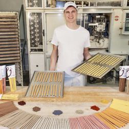 Bäcker, Marco Sbaiz, in der Backstube mit Brotsticks