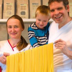 Familie Schäffler mit Spaghetti