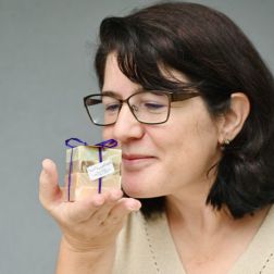 Junge Frau mit Seifen in denHänden