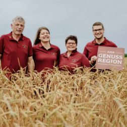 Familie Biohof Hofer im Dunkelfeld