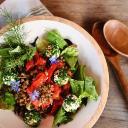 Linsensalat mit roter Paprika und Ziegenkäse