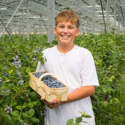 Bub mit selbstgepflückten Heidelbeeren bei Wurzers