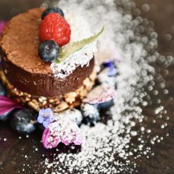 Schokoladenkuchen mit Beeren