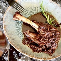 Lammhaxe mit Rotwein