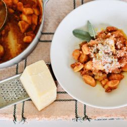 Gnocchi mit Tomaten und Würsten