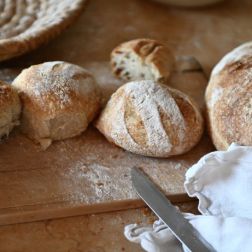 Weckerln und Brot aus Weizensauerteig