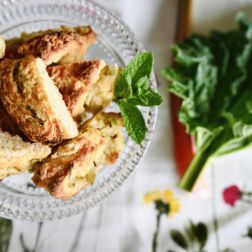 Scones mit Rhabarber