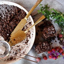Käferbohnenbrownie mit Johannisbrotpulver