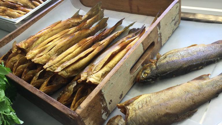 Geräucherter Fisch von Mikes Farm Fischzucht. Saibling und Forelle