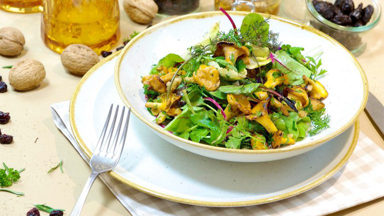 Grüner Salatmix mit Eierschwammerln und Honig-Walnussdressing. Aus Arcotel Moments