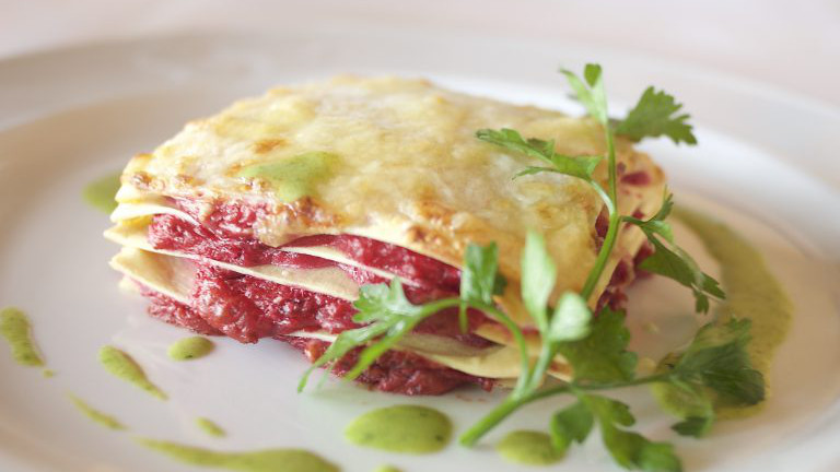 Rote Rüben Lasagne mit Topfen und Sonnenblumenkernen