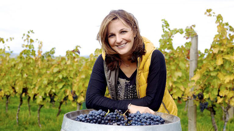 Silvia Heinrich vom Weingut Heinrich kultiviert Blaufränkisch nachhaltig bis hin zu den Kernen für ihre Gewürzmühlen.