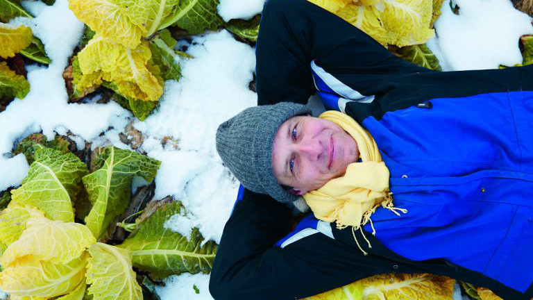 Wolfgang Palme, Gründer und Betreiber der Cityfarm Augarten erforscht den Wintersalat und ernst bei - 10°C.