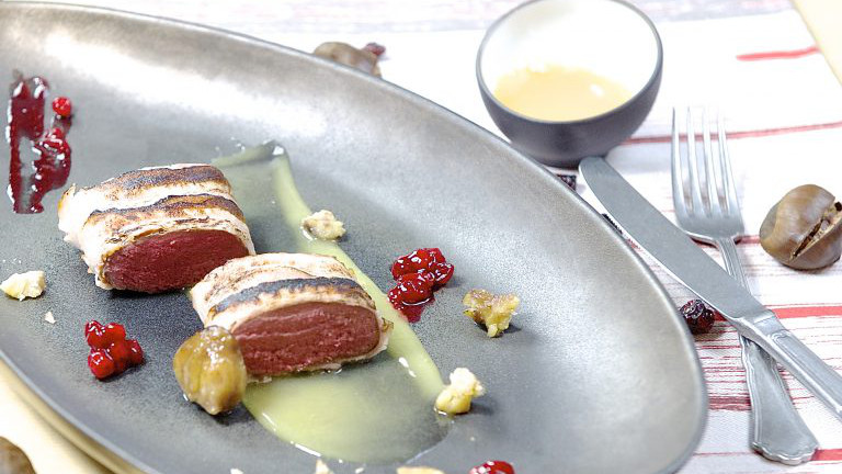 Rehfilet mit Honig-Maronen und Cranberry-Birnen-Chutney aus dem Arcotel Jubliäumskochbuch Arcotel Moments