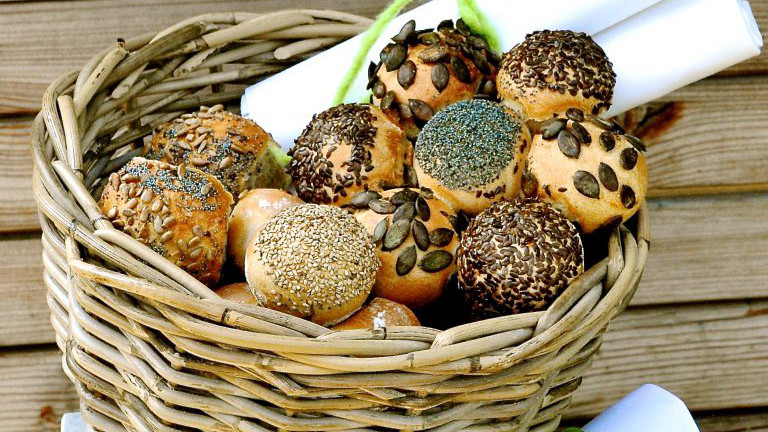 Dinkelweckerln mit verschiedenen Kernen wie Sonnenblumen-, Kürbikerne, Hanf oder Mohn
