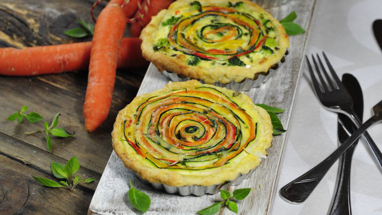 Kleine Gemüsekuchen mit Karotten und Kräutern