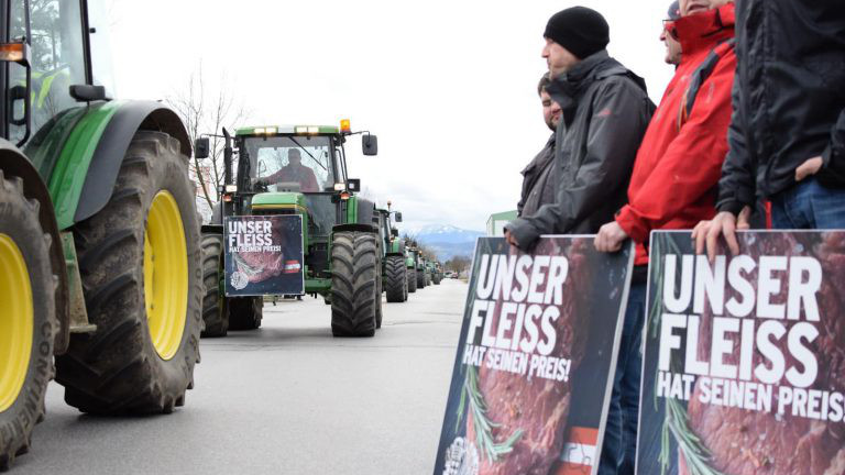 Mehrere Traktoren und Bauern protestieren gegen die Handelspolitik auf der Straße