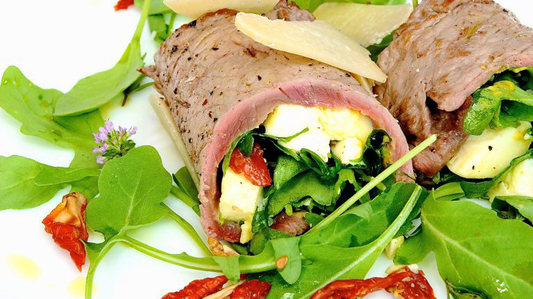 Rindsroulade mit Ruccola und Käse gefüllt