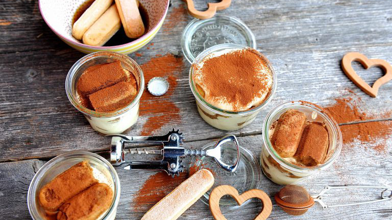 Tiramisu in Gläsern und ein Bieröffner