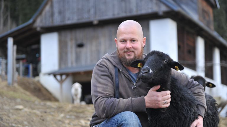 Jochen mit einem Krainer Steinschaf