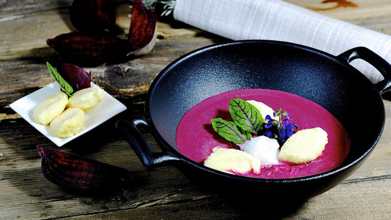 Rote Rüben Suppe mit Topfennockerln