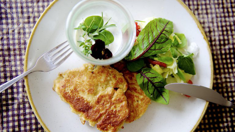 Topfenlaibchen mit Salat und Kräuterdipp
