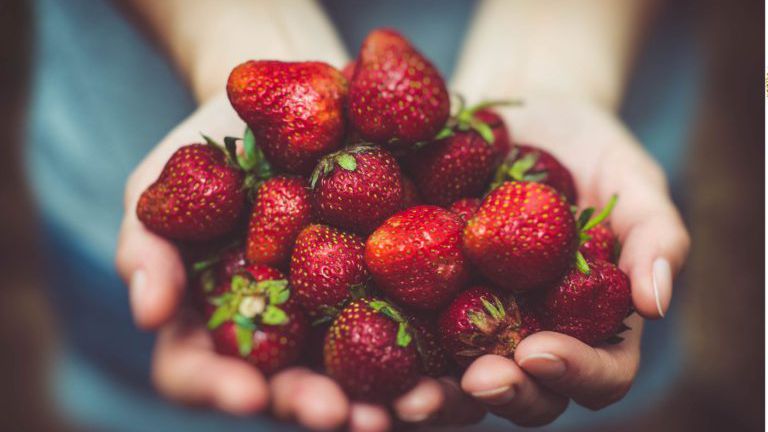 Hand mit Erdbeeren
