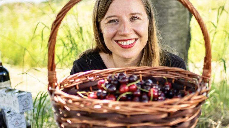 Frau mit Kirschkorb