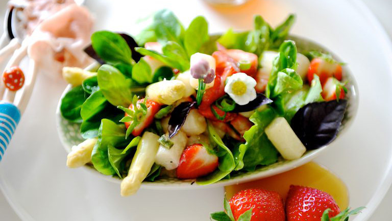 Salat mit Spargel und Erdbeeren
