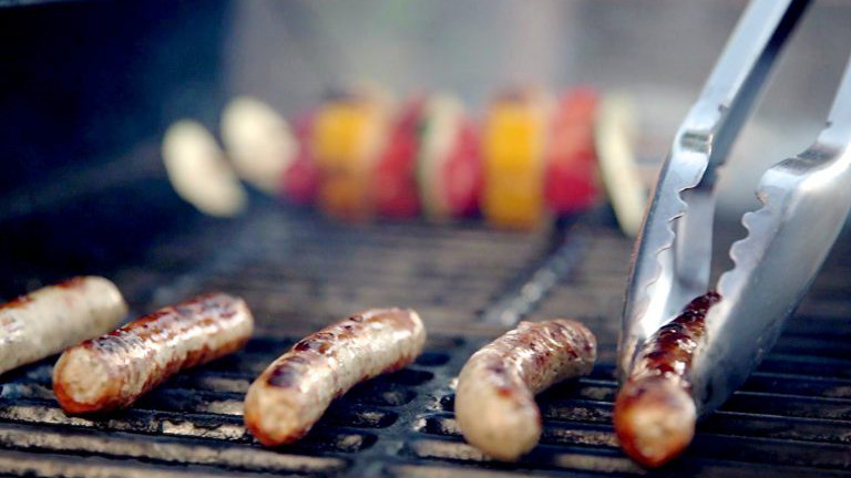 Bratwürste am Grill