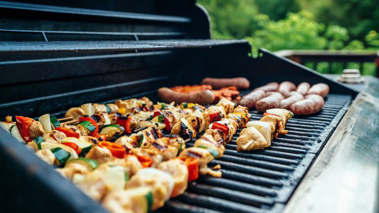Grill mit Fleisch und Würsten