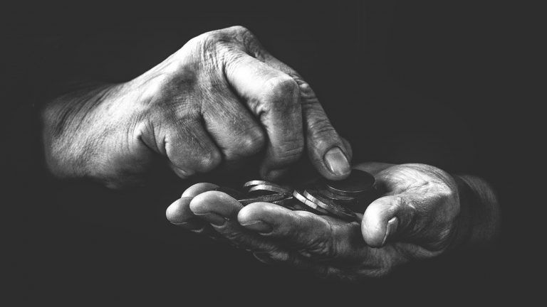 Hand mit Münzen