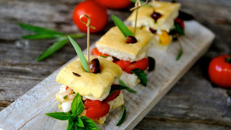 Focaccastücke gefüllt mit Tomate