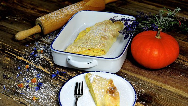 Strudel in einer Pfanne, Nudelholz, Kürbis