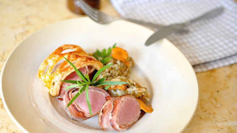 Schweinefilet im Speckmantel mit Getreiderisotto und Pilzen