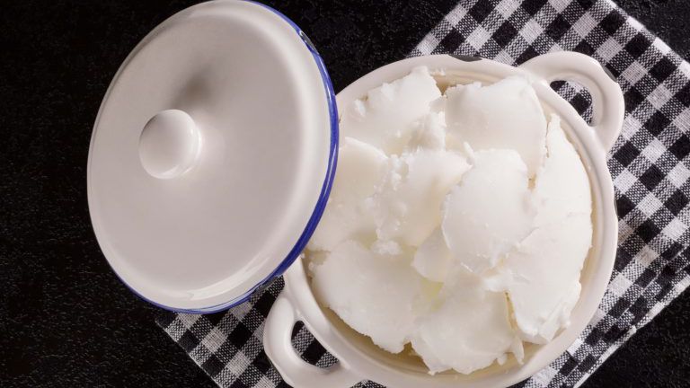 Lard auf dunklem Hintergrund.