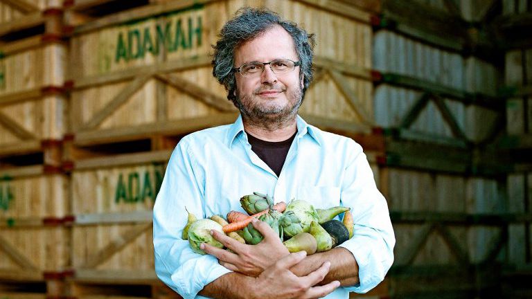 Mann hält Gemüse im Arm
