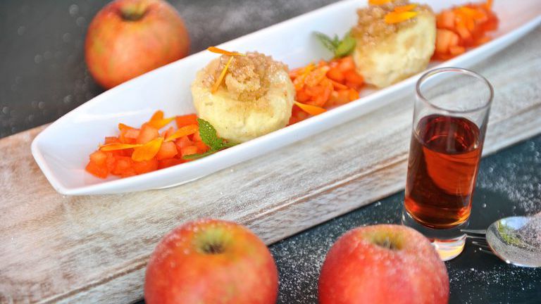 Topfenknödel, Apfel, Zirbe