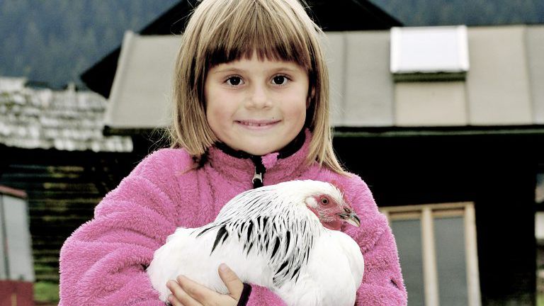 Mädchen mit Huhn