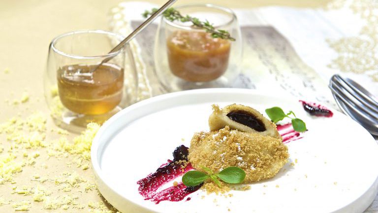 Powidltascherln mit Honig und Marillenröster