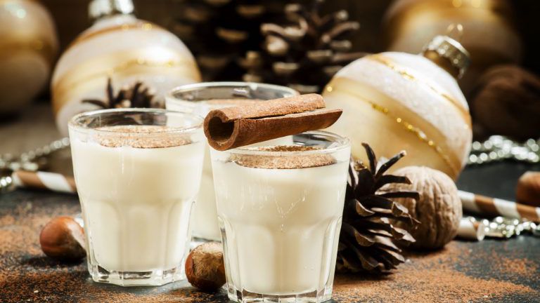 Eierlikör mit Milch, Zimt, geriebener Muskatnuss