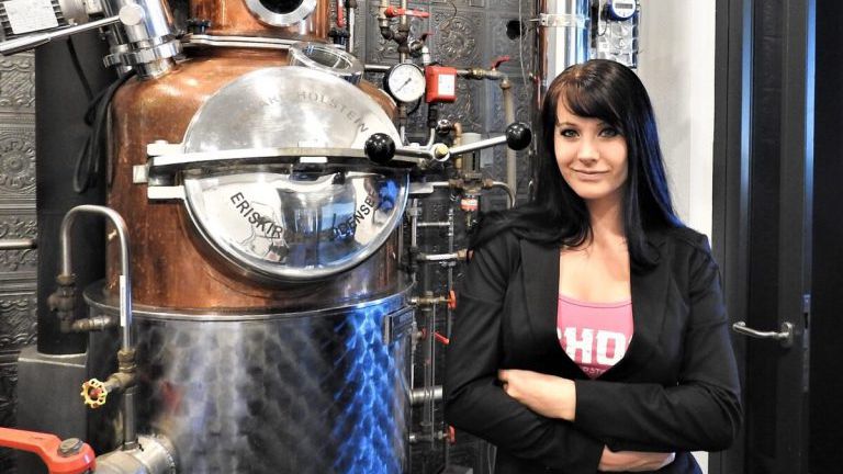 Frau vor einem Brennkessel, Schnaps brennen