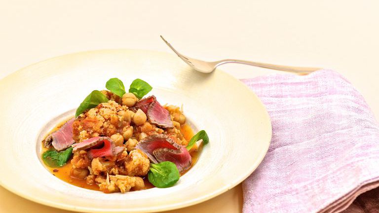 Teller mit Curry und Rindfleisch