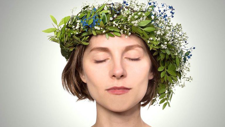 Frau mit Blüten-Blätterkranz